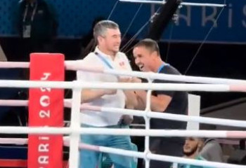 Парижде қырғыз боксшысына секундант болған өзбек бапкерінің қуанған сәті видеоға түсіп қалды