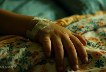 Алматыда 8 жасар бала үшінші қабаттың терезесінен құлады