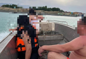 На озере Алаколь спасли четырех человек