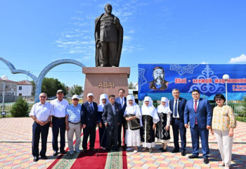 День Абая: цветы к памятнику мыслителя возложили в Абайском районе