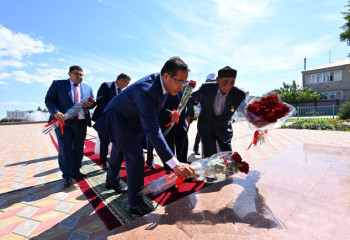 Семейде Абай Құнанбаевтың ескерткішіне гүл шоқтары қойылды