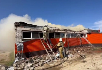 Сильный пожар в кафе тушат огнеборцы Костанайской области