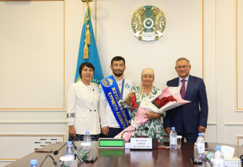 Жетісу облысының әкімі Демеу Жадыраевқа жаңа үйдің кілтін сыйға тартты