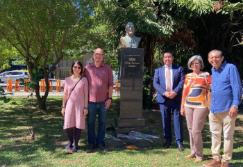 Бразилияда Абай бюстіне гүл шоқтары қойылды