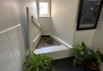 Неожиданную находку в туалете сделали жильцы дома XIV века в Англии