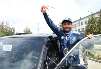 Призеру Олимпийских игр Демеу Жадраеву подарили автомобиль