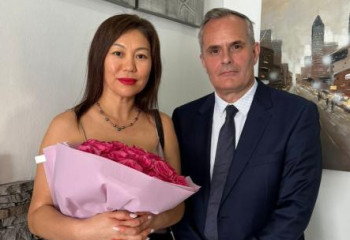 Не поместилась в самолет: глава FlyArystan встретился с мамой оставленной в аэропорту девочки