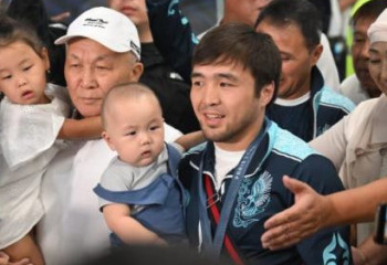 Елдос Сметов өзін және отбасын сынап жатқандарға жауап берді