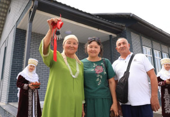 Призер Олимпиады Демеу Жадраев с матерью посетили подаренный новый дом