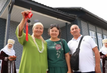 Демеу Жадыраев анасымен бірге Жетісу облысының әкімі сыйлаған үйге барды