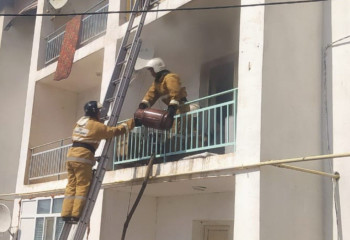 Квартира и крыша трехэтажного дома загорелись в Туркестанской области