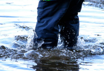 12 адамнан тұратын отбасы тойға бара жатқанда өзенге батып кетті