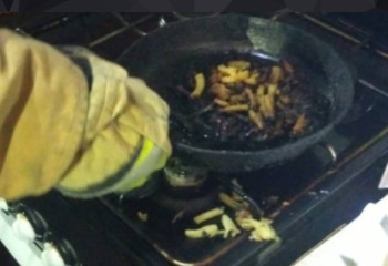 Жатақханада тамақ пісірген көкшетаулық өртеніп кете жаздады