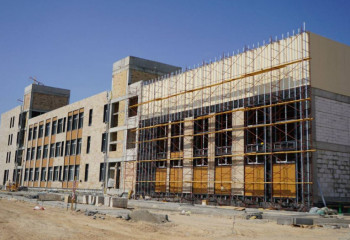 В Туркестане мажилисмен проверил строительство комфортной школы на 2000 мест