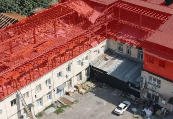 Алматыда ірі бизнес орталықтың бір қабаты сүріліп жатыр