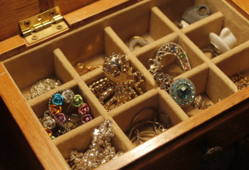 Астанада 19 жасар жігіт бір үйде тұратын көршісінің алтын бұйымдарын үптеп кеткен