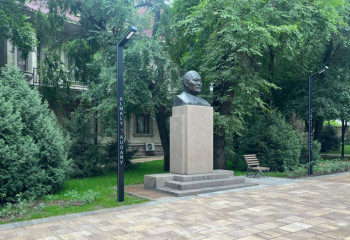 В Алматы благоустроили сквер имени Сабита Муканова