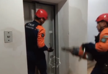 Дети застряли в лифте многоэтажки в Астане