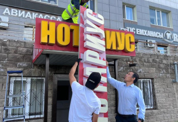 Астанада қаланың дизайн кодына сәйкес келмейтін маңдайшалар алынды