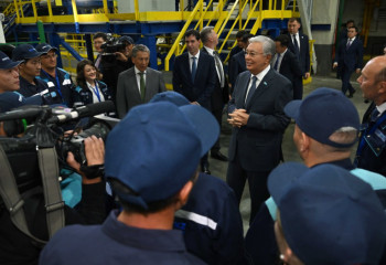 Токаев посетил завод по производству шин с инвестициями в 234 млрд тенге в Сарани