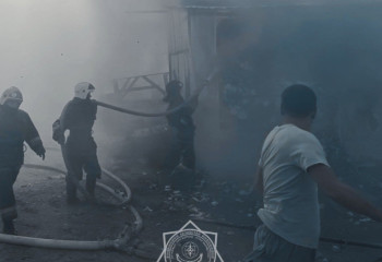 Атыраулық өрт сөндірушілер қоймадағы өртті сөндірді