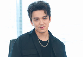 Димаш Құдайберген Ақмешіт үңгірінде бейнебаян түсіріп жатыр