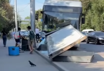 Троллейбус въехал в остановку и сбил человека в Алматы