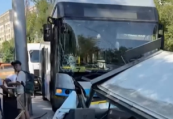Алматыда троллейбус аялдаманы соғып, адамды қағып кетті