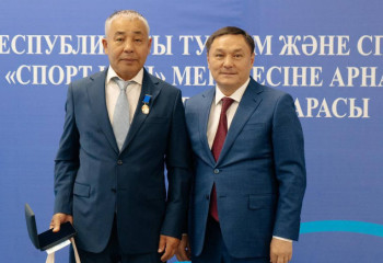 День спорта: Ермек Маржикпаев наградил работников и ветеранов отрасли