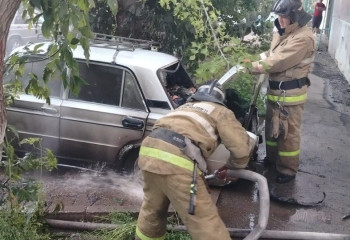 Автомобиль загорелся во дворе многоэтажки в Степногорске