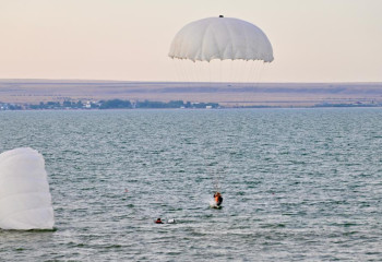 На Капшагайском водохранилище «голубые береты» выполнили прыжки на воду