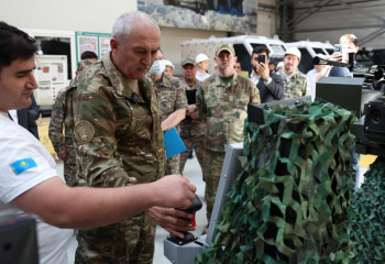 Министр обороны ознакомился с работой завода по выпуску бронетехники