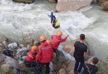 Құтқарушылар төрт туристке ағыны күшті өзеннен өтуге көмектесті