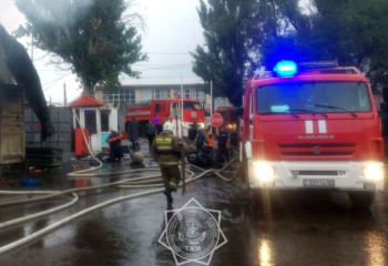 Три легковушки сгорели при пожаре в автосервисе в Алматы