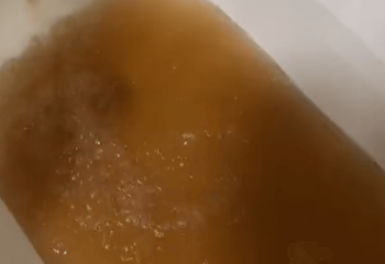 Астаналық блогер Ақтаудағы судың сапасын көрсетті