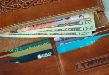 Около 15 тысяч долларов пытались незаконно вывезти через Мангистаускую область