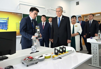 Глава государства посетил ряд новых школ столицы