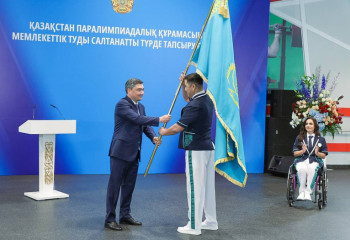 Олжас Бектенов вручил государственный флаг казахстанским спортсменам перед XVII Паралимпийскими играми