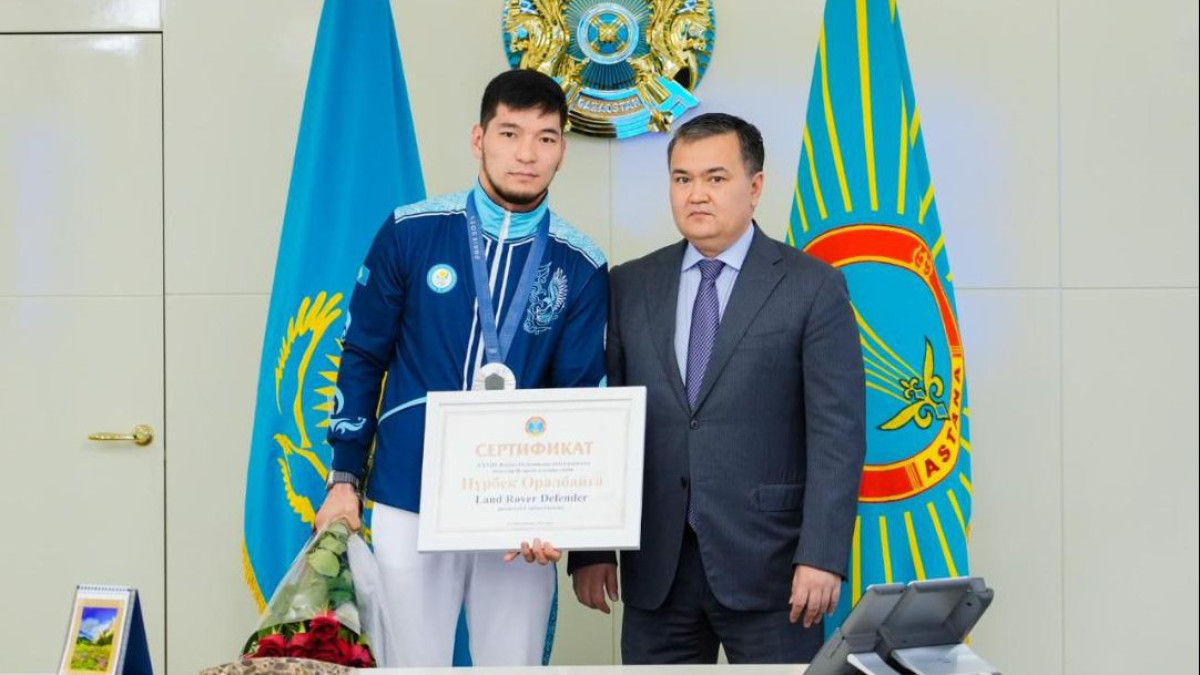  © instagram/jenis_qasymbek/ 