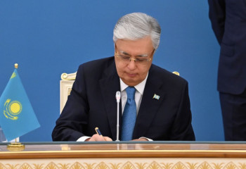 Президент Казахстана наградил шахтёров государственными наградами