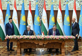 Касым-Жомарт Токаев и Эмомали Рахмон подписали Договор о союзнических отношениях между Казахстаном и Таджикистаном