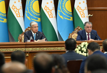 Президенты Казахстана и Таджикистана провели брифинг для представителей СМИ