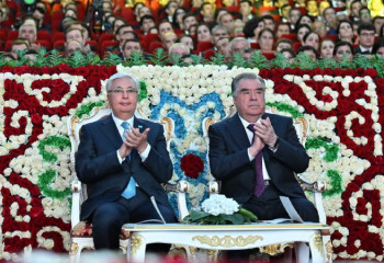 Қасым-Жомарт Тоқаев пен Эмомали Рахмон салтанатты концертті тамашалады