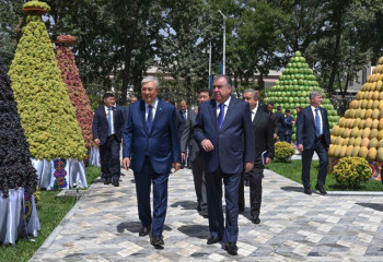 Президенты Казахстана и Таджикистана посетили выставку сельскохозяйственной продукции и национальных блюд