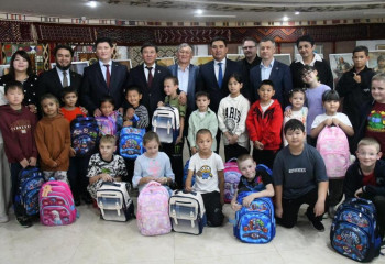 «Мектепке жол»: Астанада 200-ден астам балаға оқу құралдары таратылды