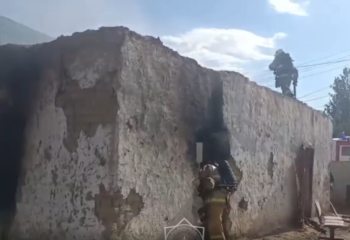 ТЖМ өрт сөндірушілері жеке тұрғын үйді өрттен қорғап қалды