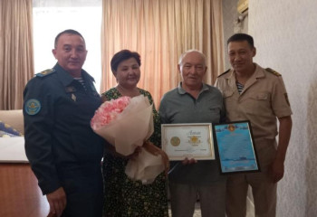 Әскери теңізшілер Қарулы күштердің ардагерін мерейтойымен құттықтады