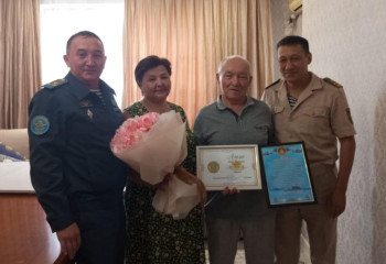 Военные моряки поздравили ветерана Вооруженных сил с юбилеем