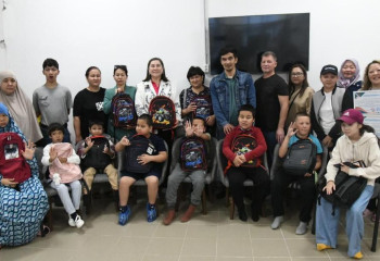 «Мектепке жол»: Астаналық балаларға оқу сөмкелері таратылды