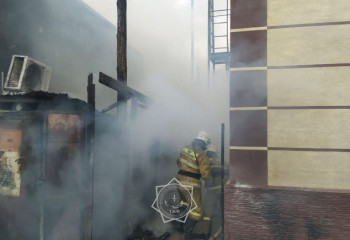 В Усть-Каменогорске спасли 4 человека и эвакуировали 10 жильцов при пожаре в пятиэтажке